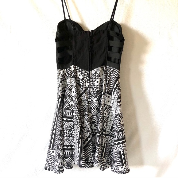 Emerald Sundae B&W Dress With Cut Out Back - Picture 5 of 8